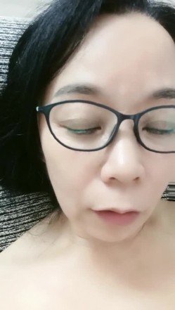 母子之间激情啪啪，丝袜足交撸起鸡巴直接上位开草，让小哥无套各种体位暴力抽插，直接内射给狼友看特写中出 截图14