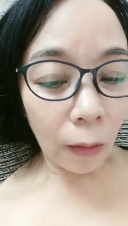 母子之间激情啪啪，丝袜足交撸起鸡巴直接上位开草，让小哥无套各种体位暴力抽插，直接内射给狼友看特写中出 截图15