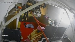 【极品稀缺 ️破解摄像头】极品服务员宿舍日常 ️小姐姐年轻美乳好坚挺 穿搭职业装制服很有气质 距离超近 高清1080P版 截图4