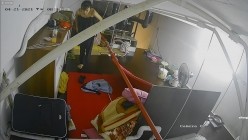 【极品稀缺 ️破解摄像头】极品服务员宿舍日常 ️小姐姐年轻美乳好坚挺 穿搭职业装制服很有气质 距离超近 高清1080P版 截图5