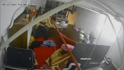 【极品稀缺 ️破解摄像头】极品服务员宿舍日常 ️小姐姐年轻美乳好坚挺 穿搭职业装制服很有气质 距离超近 高清1080P版 截图10