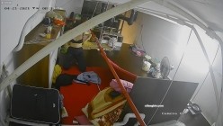 【极品稀缺 ️破解摄像头】极品服务员宿舍日常 ️小姐姐年轻美乳好坚挺 穿搭职业装制服很有气质 距离超近 高清1080P版 截图14
