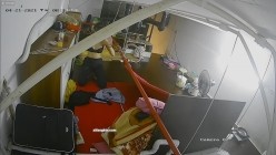 【极品稀缺 ️破解摄像头】极品服务员宿舍日常 ️小姐姐年轻美乳好坚挺 穿搭职业装制服很有气质 距离超近 高清1080P版 截图15