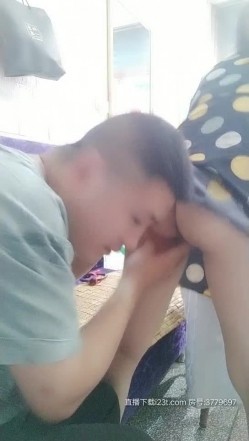理发店的骚表姐大白天饥渴求操 店外人流攒动店内火热激情 沙发上侧骑乘啪啪 进里屋无套爆操内射干一炮 高清源码录制 截图4