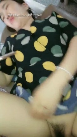 理发店的骚表姐大白天饥渴求操 店外人流攒动店内火热激情 沙发上侧骑乘啪啪 进里屋无套爆操内射干一炮 高清源码录制 截图12