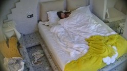 民宿酒店 男人等的美少妇身材苗条 脱衣之后的大奶子很惊艳 男人拿脸撞屁股有点意思 舔狗本狗无疑 截图11