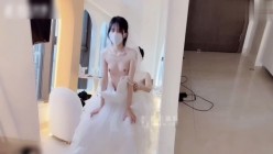 白色婚纱礼服极致诱惑，通体白净极品新娘被化妆师在镜前深度爆操 截图8