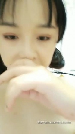 00后软妹肉肉身材萌妹子自慰诱惑，扎两个辫子跳蛋塞入拉扯扭动大屁股 截图15