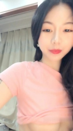 高颜值美女丑曦第三部抖臀诱惑收费秀 苗条身材翘着屁股来大姨妈自摸逼逼 截图1