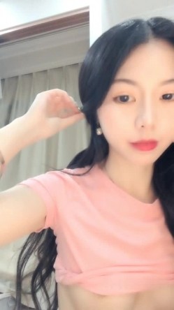 高颜值美女丑曦第三部抖臀诱惑收费秀 苗条身材翘着屁股来大姨妈自摸逼逼 截图2