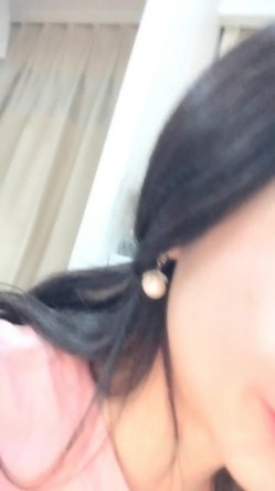 高颜值美女丑曦第三部抖臀诱惑收费秀 苗条身材翘着屁股来大姨妈自摸逼逼 截图7