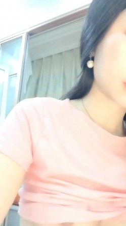 高颜值美女丑曦第三部抖臀诱惑收费秀 苗条身材翘着屁股来大姨妈自摸逼逼 截图8