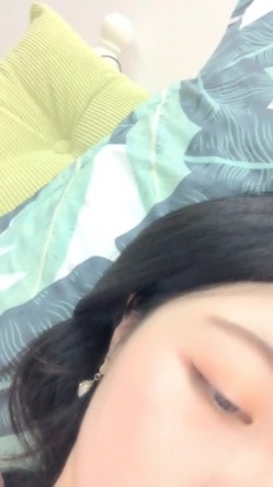 高颜值美女丑曦第三部抖臀诱惑收费秀 苗条身材翘着屁股来大姨妈自摸逼逼 截图13