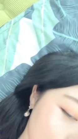 高颜值美女丑曦第三部抖臀诱惑收费秀 苗条身材翘着屁股来大姨妈自摸逼逼 截图15