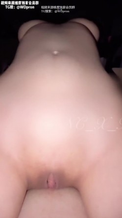 极品大奶粘人系女友「9C」第一视角口交性爱，插进去真的好有饱腹感，小穴里面热热的，能感受到小穴里面的肉在不停的夹着肉棒 截图3