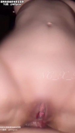 极品大奶粘人系女友「9C」第一视角口交性爱，插进去真的好有饱腹感，小穴里面热热的，能感受到小穴里面的肉在不停的夹着肉棒 截图5