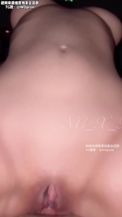 极品大奶粘人系女友「9C」第一视角口交性爱，插进去真的好有饱腹感，小穴里面热热的，能感受到小穴里面的肉在不停的夹着肉棒 截图6