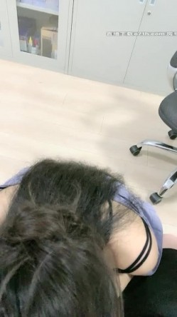 avove 办公室里的骚货女同事下班不回家一起加个班，口活不错会玩深喉办公室内脱光，无毛骚逼很性感各种抽插内射 截图2