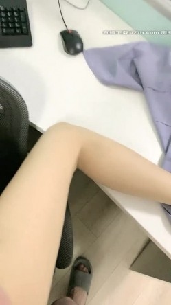 avove 办公室里的骚货女同事下班不回家一起加个班，口活不错会玩深喉办公室内脱光，无毛骚逼很性感各种抽插内射 截图5