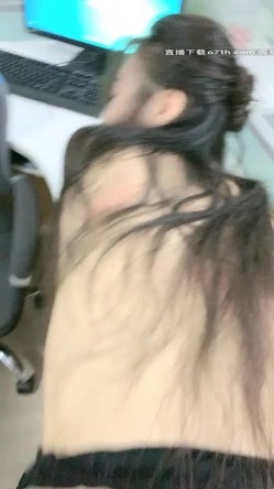 avove 办公室里的骚货女同事下班不回家一起加个班，口活不错会玩深喉办公室内脱光，无毛骚逼很性感各种抽插内射 截图12
