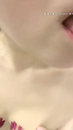 avove 办公室里的骚货女同事下班不回家一起加个班，口活不错会玩深喉办公室内脱光，无毛骚逼很性感各种抽插内射 截图15