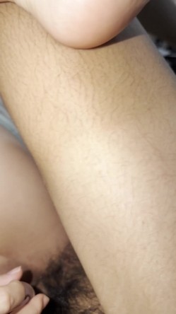 白皙小妹小穴吸烟 边玩手机边吃鸡 尝试多种体位啪啪 截图5