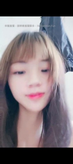 21岁清纯女孩 小猫猫 ，下海捞金，尿尿特写，清澈的尿液，响亮的嘘嘘嘘，真是漂亮！ 截图2