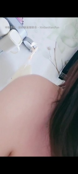 21岁清纯女孩 小猫猫 ，下海捞金，尿尿特写，清澈的尿液，响亮的嘘嘘嘘，真是漂亮！ 截图9