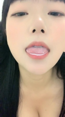 超卡哇伊极品美少女！外表甜美大尺度自慰！美乳多毛骚穴，粗大假屌插入，娇喘呻吟喊舒服，妹妹太骚了 截图1