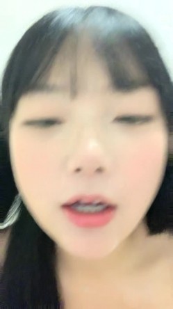 超卡哇伊极品美少女！外表甜美大尺度自慰！美乳多毛骚穴，粗大假屌插入，娇喘呻吟喊舒服，妹妹太骚了 截图6