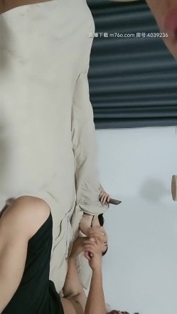 床上黑丝少妇的3P，看两位大哥怎么抠她就行了，情趣房间会玩的大哥，连抠带草还有道具骚逼给她玩肿喽刺激 截图13