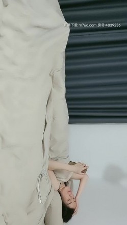 床上黑丝少妇的3P，看两位大哥怎么抠她就行了，情趣房间会玩的大哥，连抠带草还有道具骚逼给她玩肿喽刺激 截图14