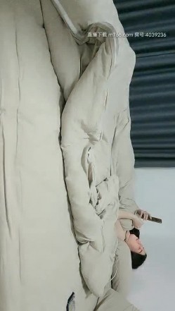床上黑丝少妇的3P，看两位大哥怎么抠她就行了，情趣房间会玩的大哥，连抠带草还有道具骚逼给她玩肿喽刺激 截图15