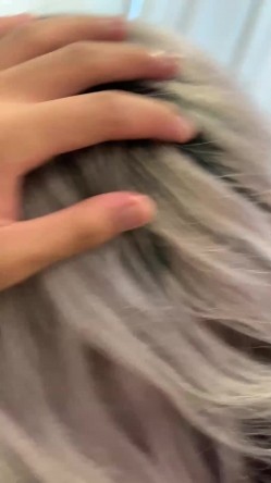 云盘高质露脸泄密！究极反差，金发舌钉卧蚕，火辣小母狗，舔脚足交，被金主各种调教啪啪 截图1
