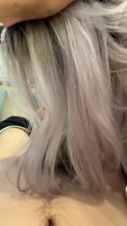 云盘高质露脸泄密！究极反差，金发舌钉卧蚕，火辣小母狗，舔脚足交，被金主各种调教啪啪 截图14