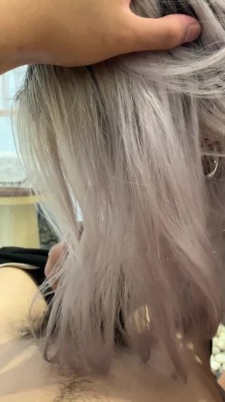 云盘高质露脸泄密！究极反差，金发舌钉卧蚕，火辣小母狗，舔脚足交，被金主各种调教啪啪 截图15