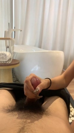 云盘高质露脸泄密！究极反差，金发舌钉卧蚕，火辣小母狗，舔脚足交，被金主各种调教啪啪 截图16