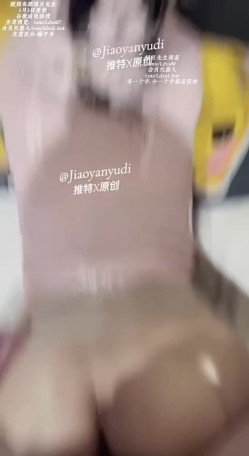 顶级淫妻大神『寻欢作乐』粉色睡袍玩具双向抽插，一个玩具根本就不可能满足我，用你的大肉棒狠狠的冲击我 截图16