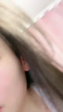 甜美颜值女神！近期下海超棒身材！说话温柔，从下往上视角掰穴，翘起美臀摇摆，低低呻吟好听 截图2
