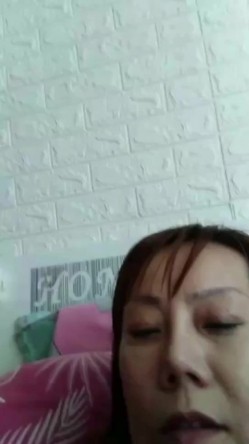 快乐熟女  居家淫乱的生活  戴套上阵安全第一，服务相当到位，吹硬舔爽在做爱 截图1