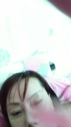 快乐熟女  居家淫乱的生活  戴套上阵安全第一，服务相当到位，吹硬舔爽在做爱 截图3