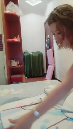爽妹子露脸黑丝情趣激情大开，三个洞都可以玩道具，逼逼水很多都被玩的逼洞大开，炮击抽插都把自己干疼了高潮不断 截图12