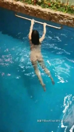 俩小伙太屌 在带泳池的超豪华酒店客房 混战三个长腿洋妞 雪白的皮肤长腿身材比例棒 其中一个像好莱坞明星 截图7