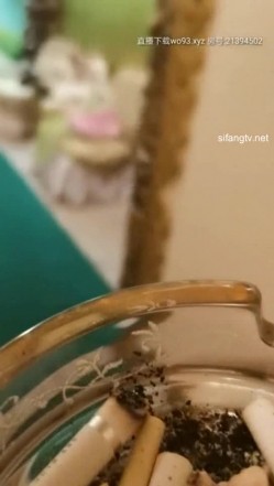俩小伙太屌 在带泳池的超豪华酒店客房 混战三个长腿洋妞 雪白的皮肤长腿身材比例棒 其中一个像好莱坞明星 截图8