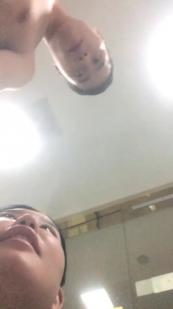 最新的情侣交换，【双飞男女】，两个小少妇的难忘一夜，酒店开房，互换伴侣，轮流换着玩，淫乱场景看了秒硬 截图2