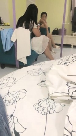 最新的情侣交换，【双飞男女】，两个小少妇的难忘一夜，酒店开房，互换伴侣，轮流换着玩，淫乱场景看了秒硬 截图16