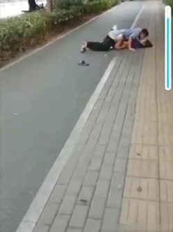 精彩公共场所啪啪被偷拍 最强刺激性爱甄选 小情侣学校走廊做爱 饥渴小情侣席地而战 截图1