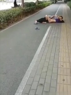 精彩公共场所啪啪被偷拍 最强刺激性爱甄选 小情侣学校走廊做爱 饥渴小情侣席地而战 截图2