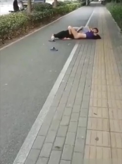 精彩公共场所啪啪被偷拍 最强刺激性爱甄选 小情侣学校走廊做爱 饥渴小情侣席地而战 截图3