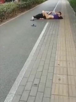 精彩公共场所啪啪被偷拍 最强刺激性爱甄选 小情侣学校走廊做爱 饥渴小情侣席地而战 截图4